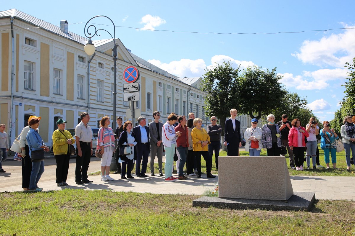 Памятник дементьеву в твери фото