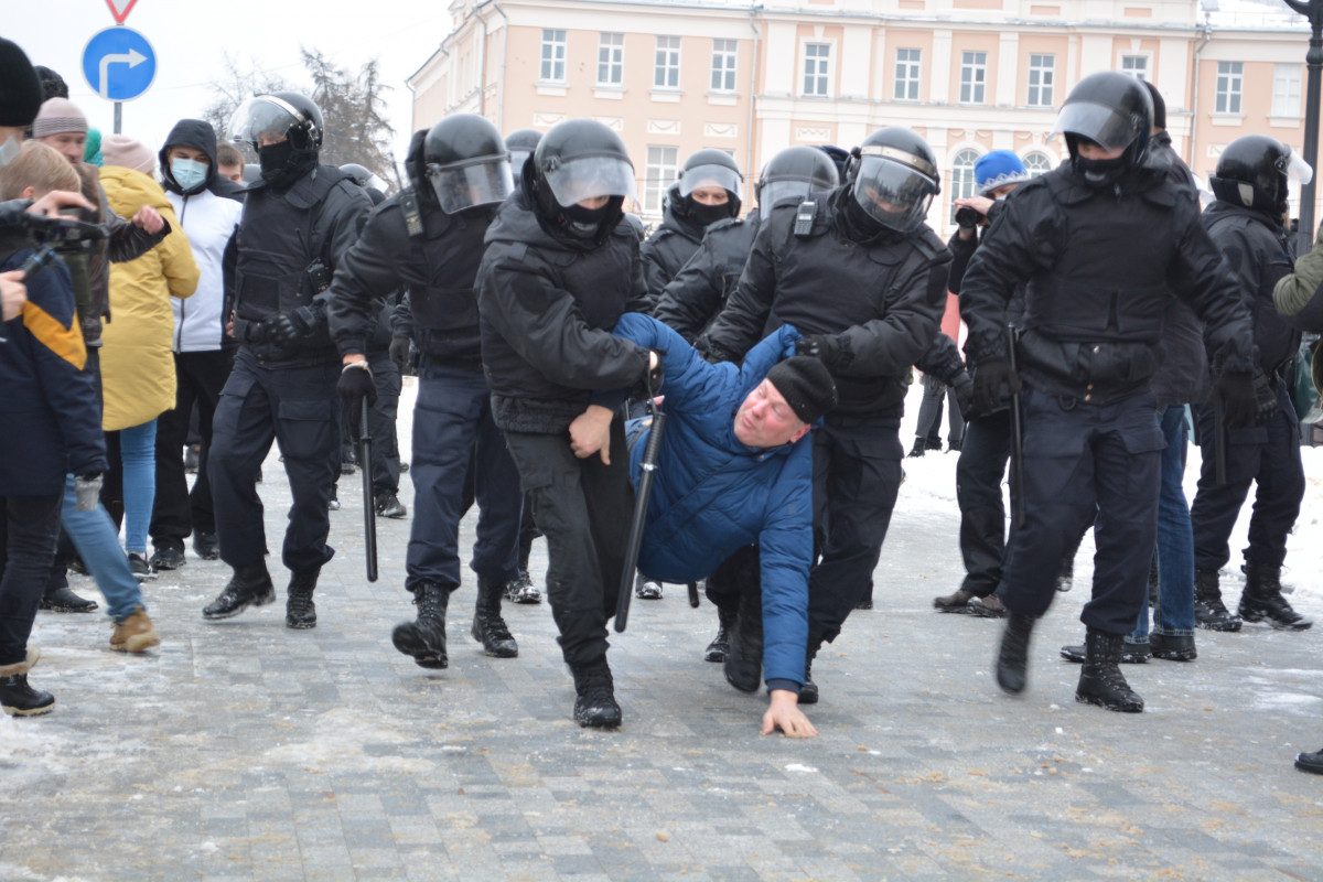 Около двухсот. Погром на рынке в Ясеневе. Около двухсот человек. Толпа на Тверской 23 января.