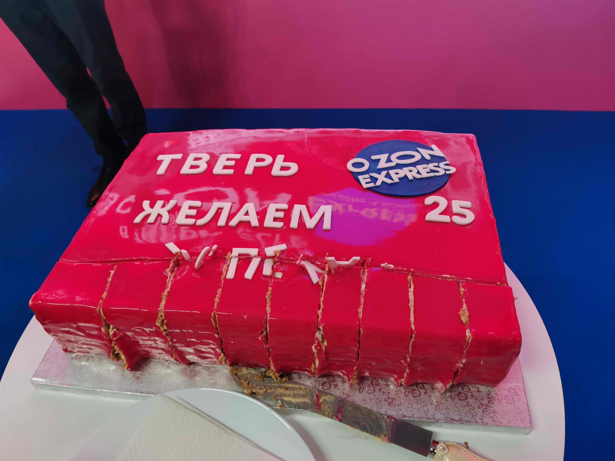 Озон экспресс. Озон экспресс Тверь. Озон экспресс доставка. Dark Store OZON Express. OZON Express торт.