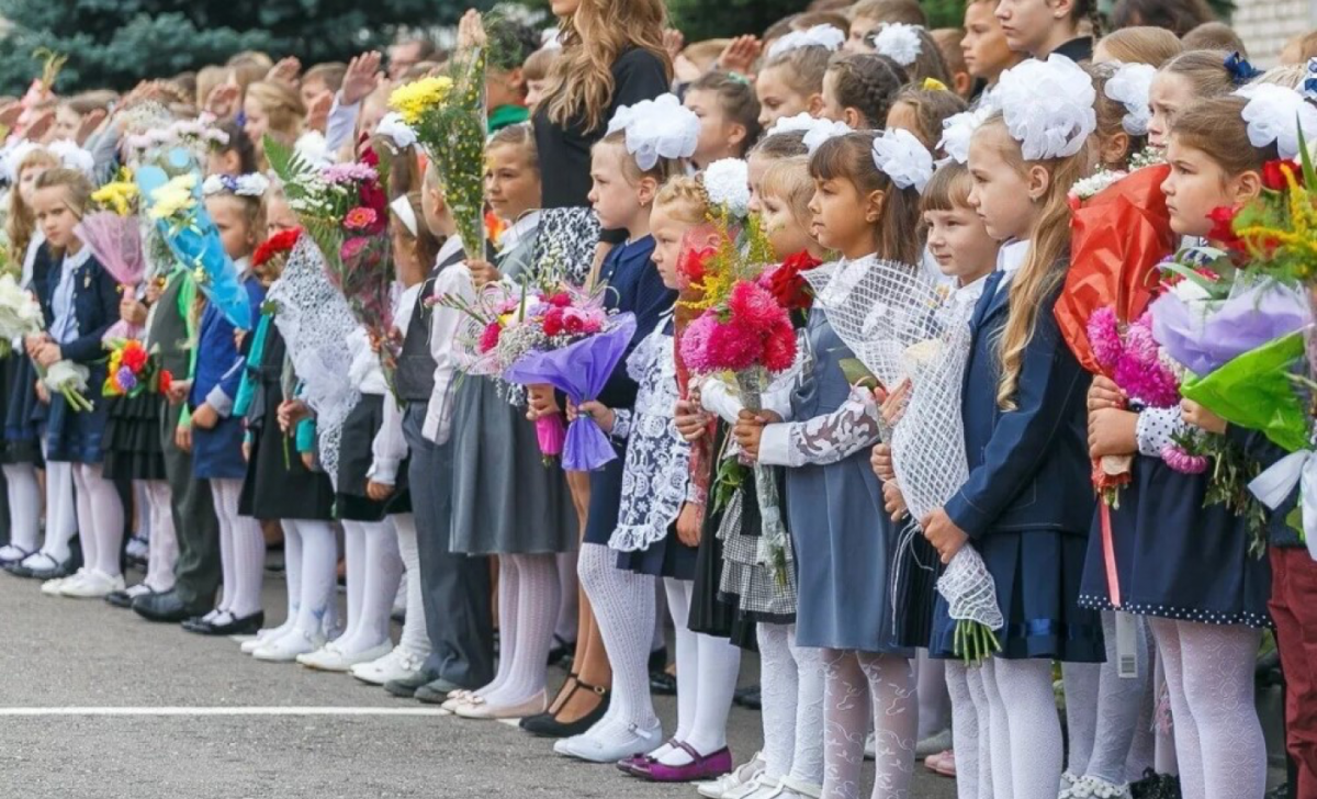 Первоклашки на линейке 1 сентября. Линейка в школе. 1 Сентября линейка в школе. Школьники на линейке.