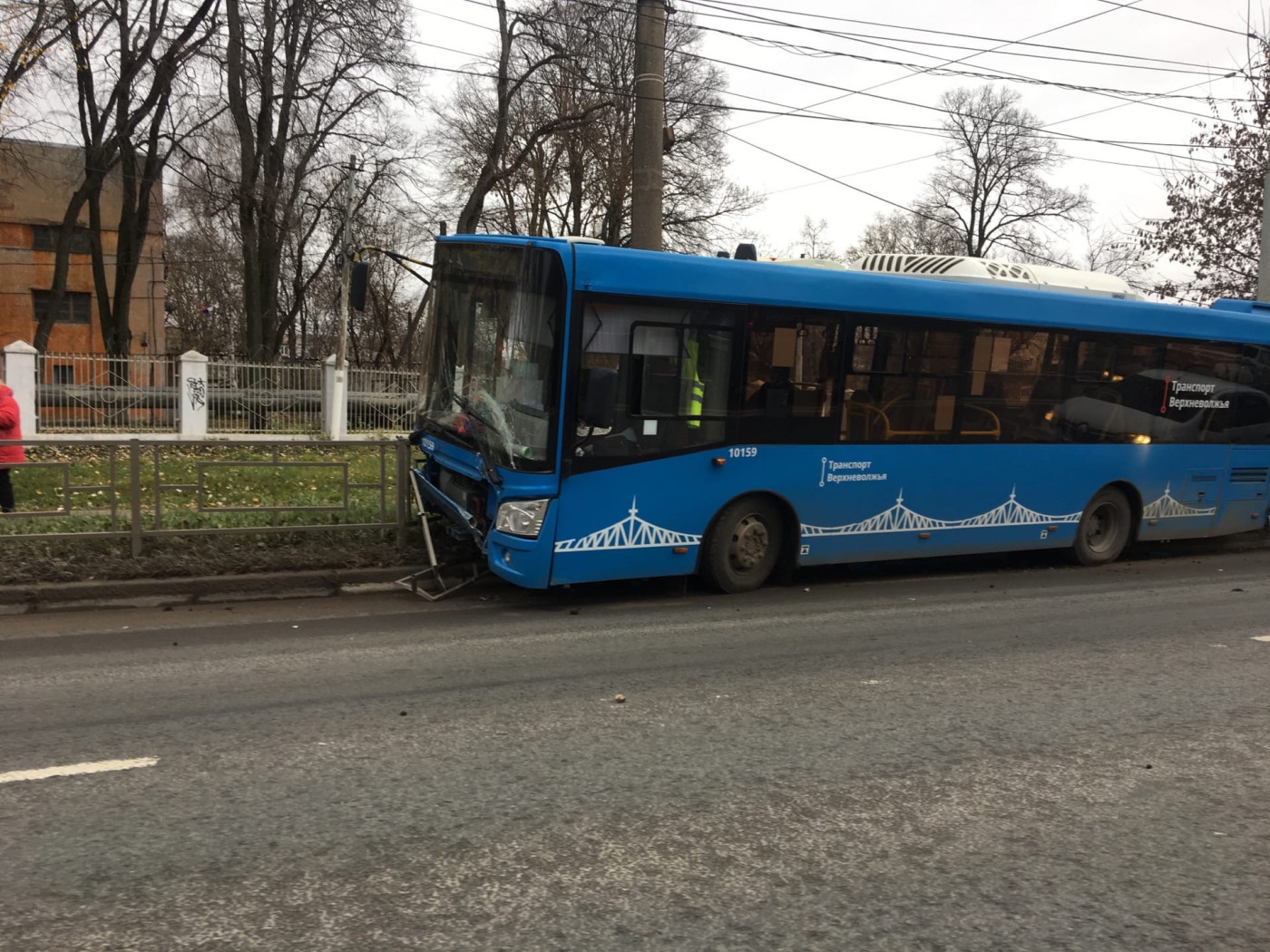 Водитель пассажирского автобуса в Твери решил расширить дорогу - Караван  Ярмарка