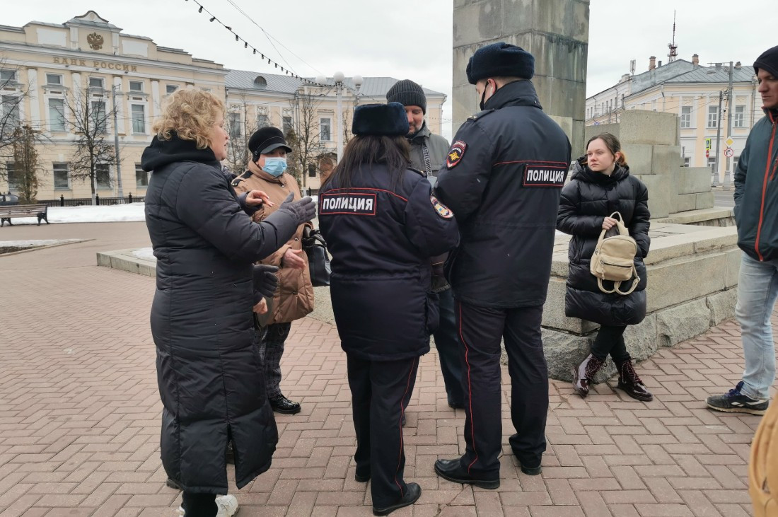 «Больше трех не собираться» - Караван Ярмарка