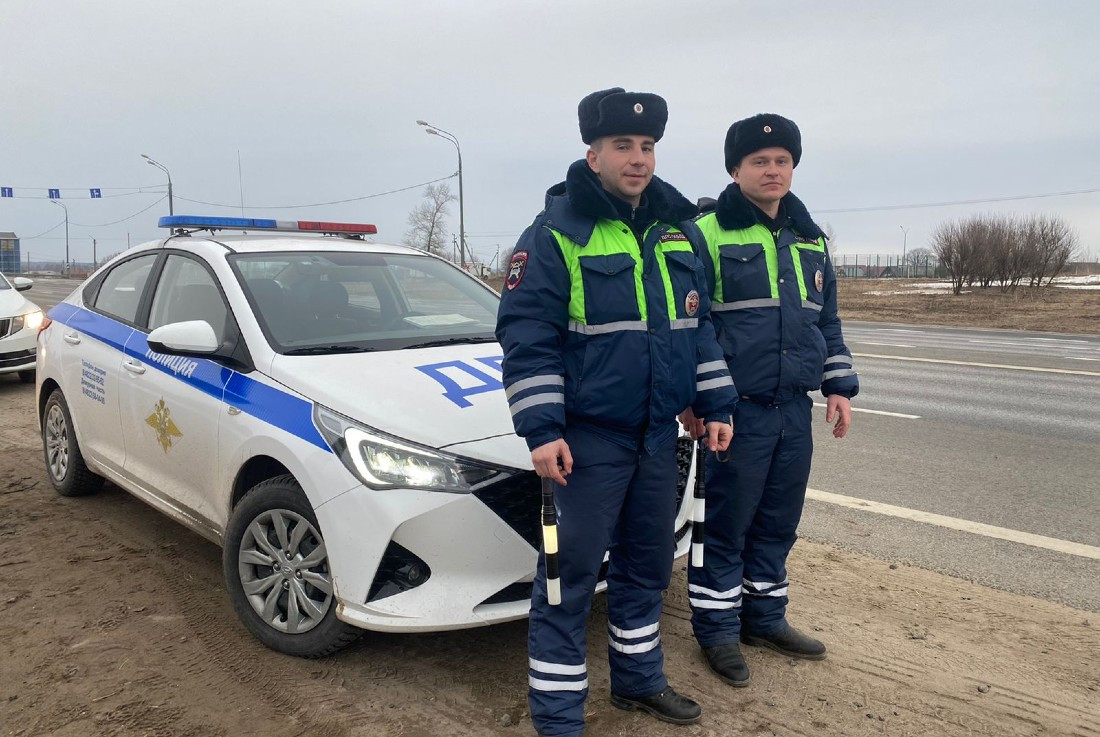 В Тверской области сотрудники ДПС помогли спасти человека