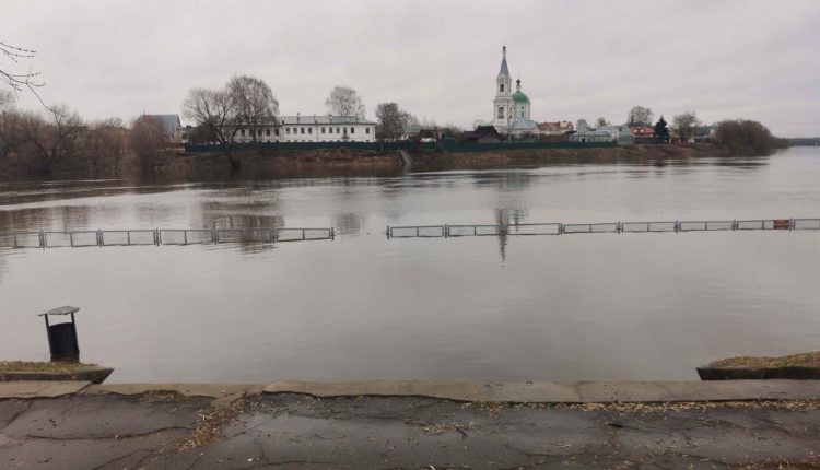 Уровень волги сегодня. Разлив Волги в Твери. Набережная Волги 2002 год Тверь. Уровень воды в Волге Тверь. Затопленный лес на Волге Тверь.