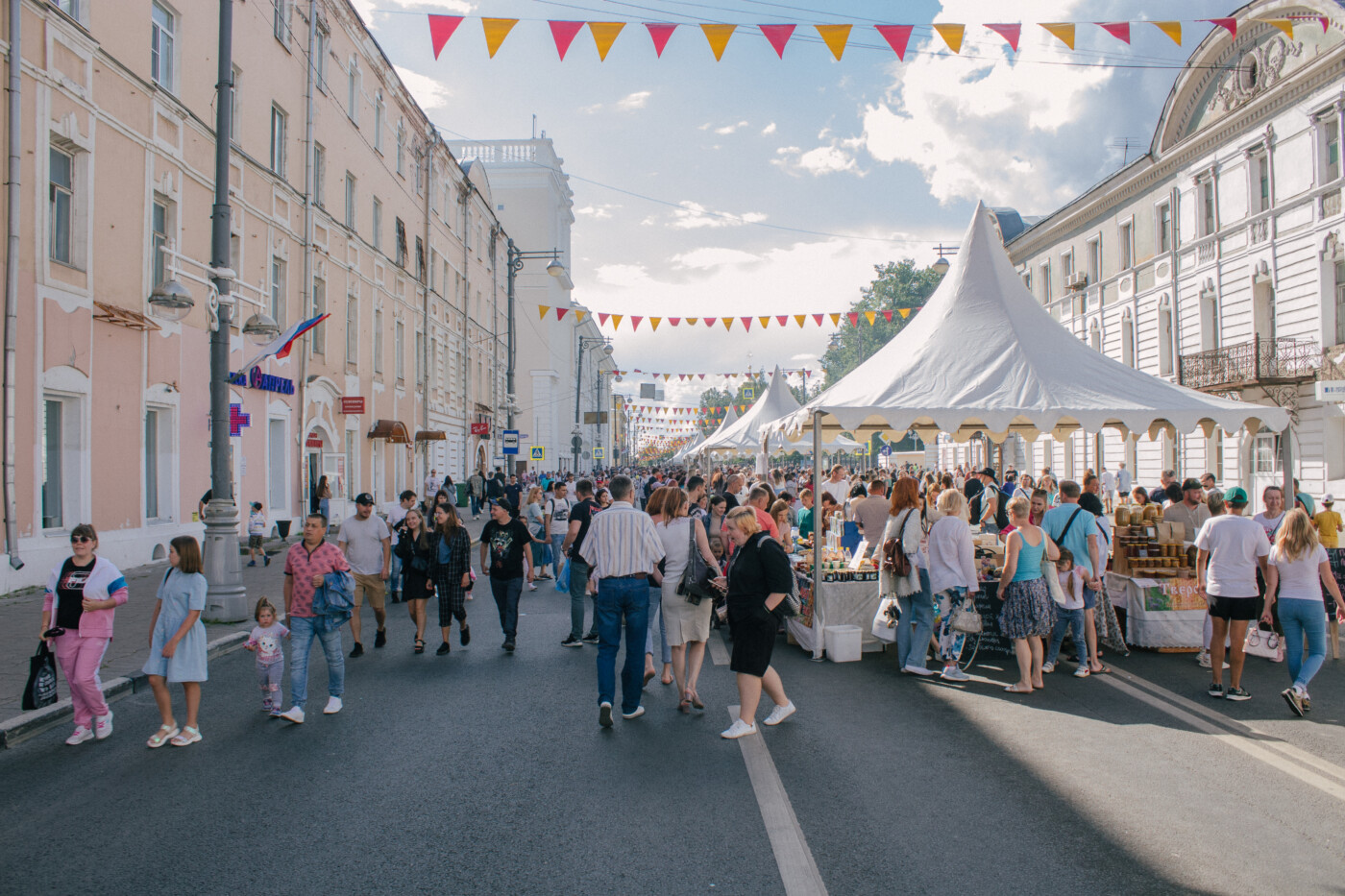 Празднуют ли день. Праздник в городе. С днем города. В большом городе. Праздники 2022.