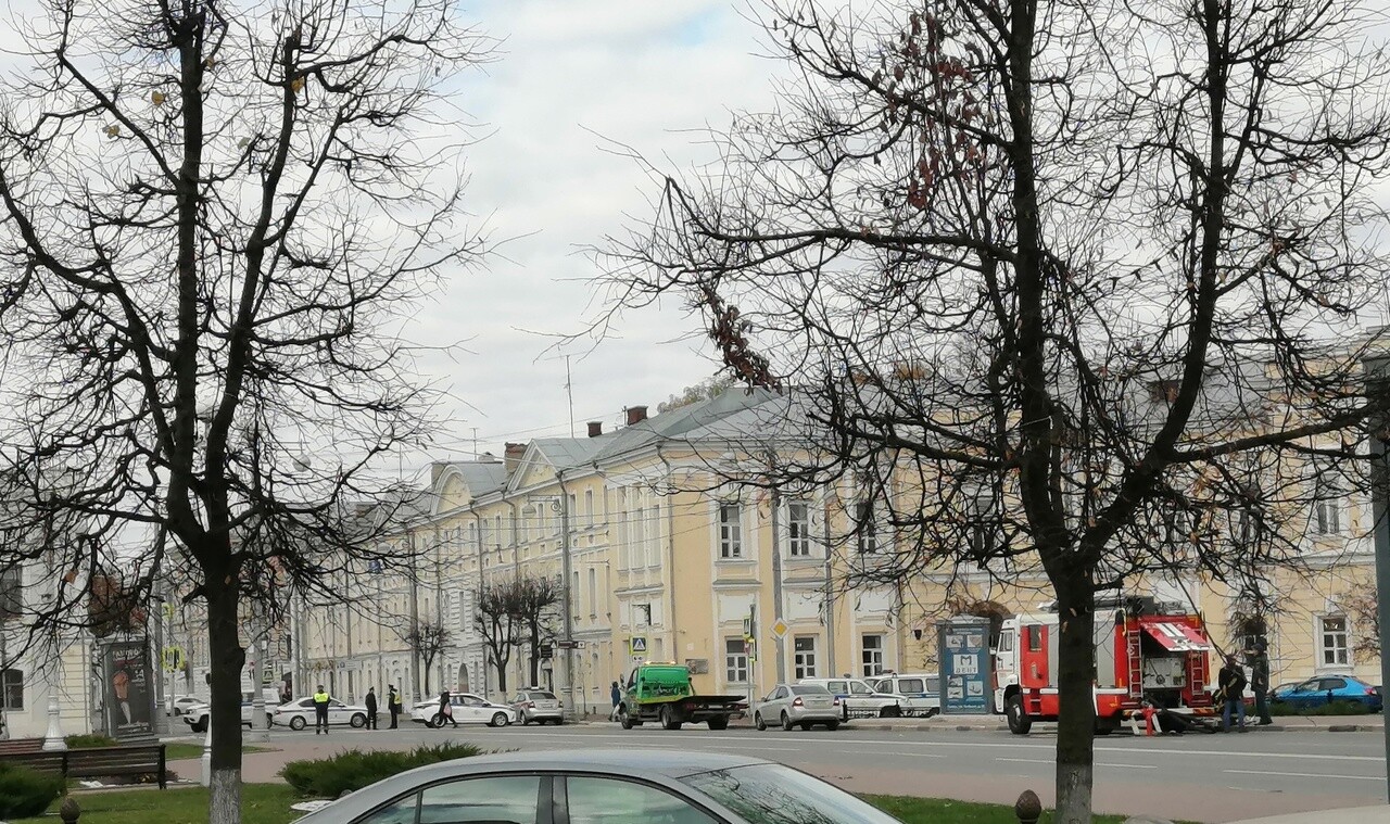 В Твери на улице Советской перекрыли движение: стоят патрульные машины  полиции, МЧС и ПАЗ с военными - Караван Ярмарка