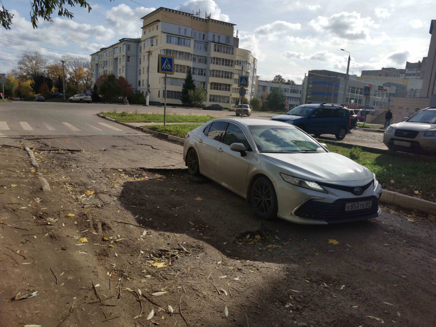 Огромные ямы и асфальт кусками. Как в Твери почти месяц ремонтируют бульвар  Шмидта - Газета «Караван Ярмарка»