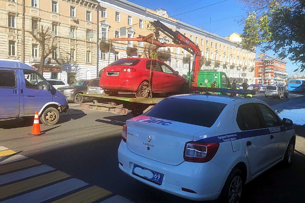 В Твери ловили автовладельцев, машины которых незаконно занимали парковки  для инвалидов - Караван Ярмарка