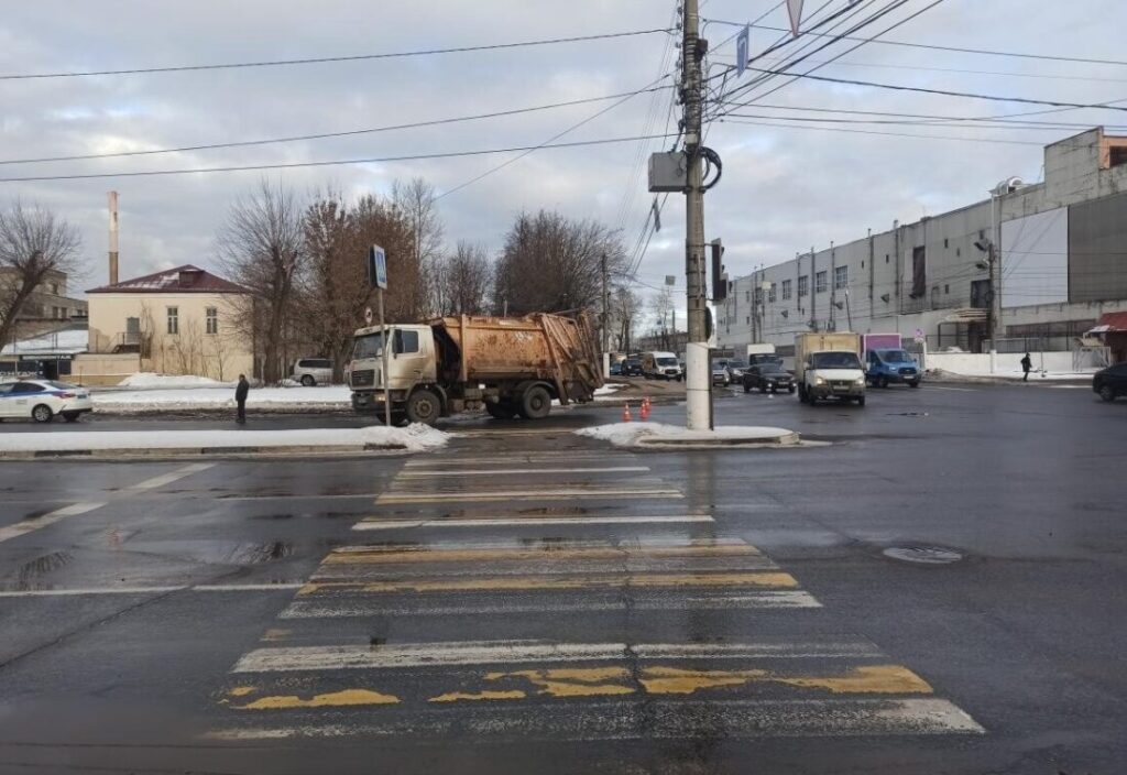 грузовик сбил пешехода