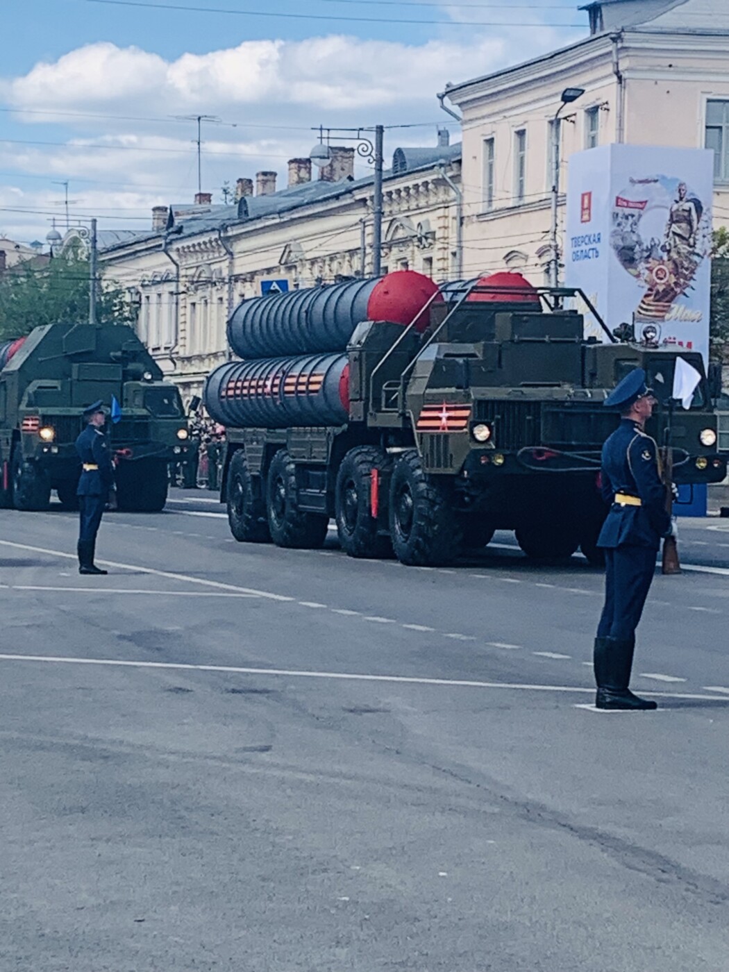 Во сколько будет парад по 1 каналу. Парад в Твери. Парад Победы. Парад Победы Тверь. Парад Победы руководители.
