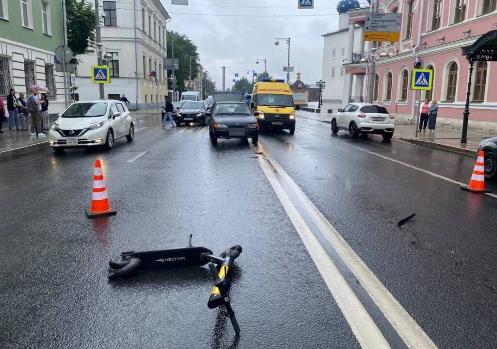 легковушка сбила юношу