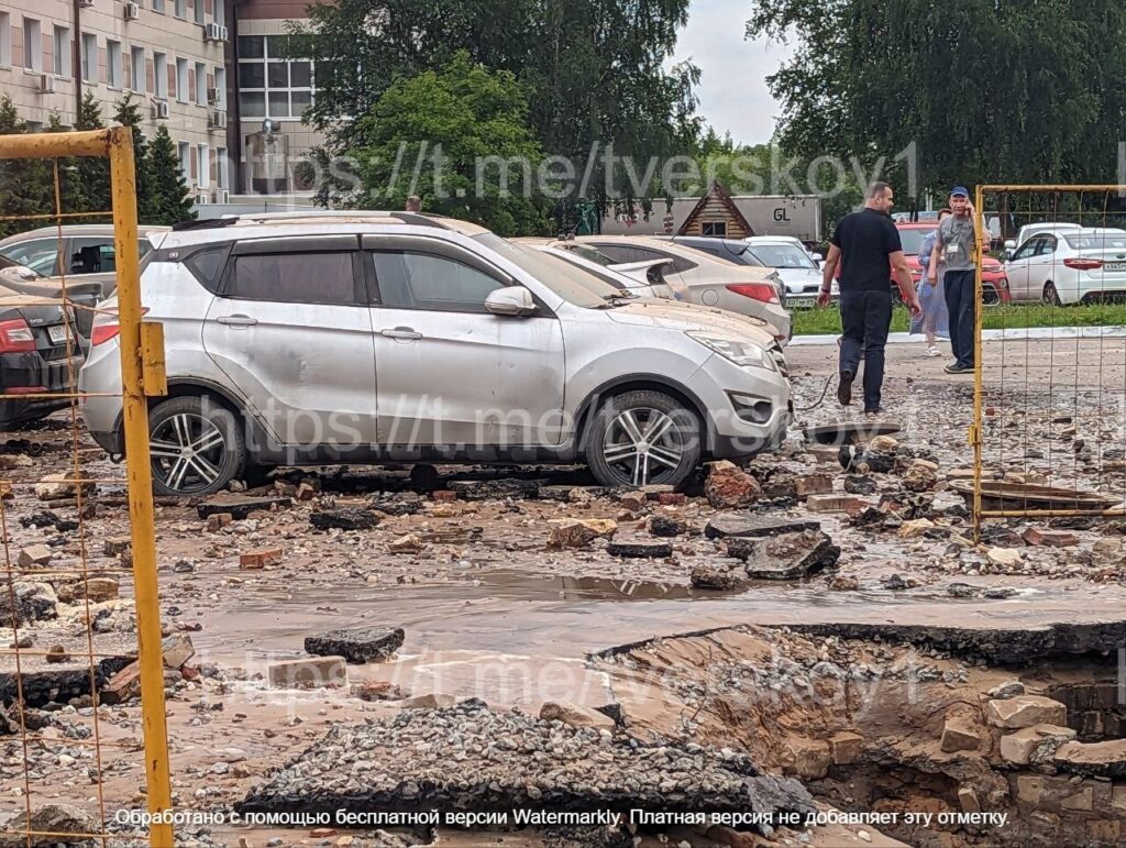 В Твери из-за прорыва трубопровода пострадали десяток автомобилей и парковка