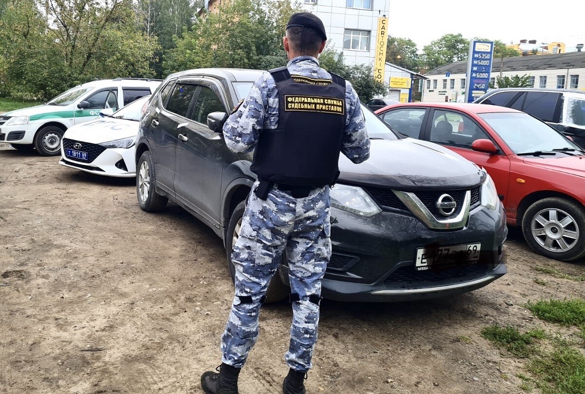 В Твери судебный пристав-исполнитель взыскал задолженность по налогам и  коммунальным платежам