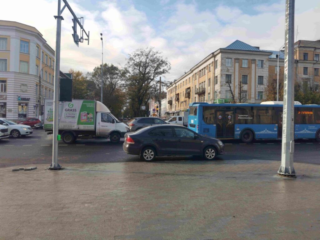 В Твери настраивают светофор на перекрестке Радищева с Тверским проспектом  - Караван Ярмарка