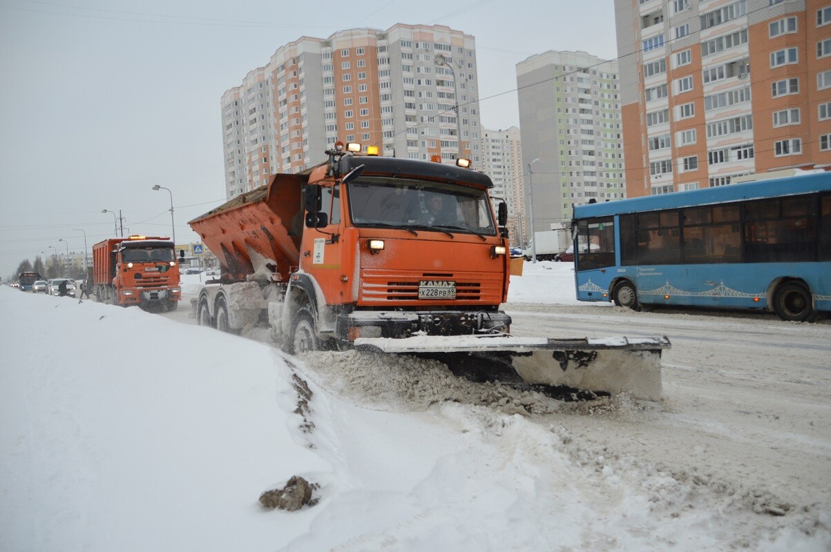 Тверь от снега очищали более 20 снегоуборочных машин