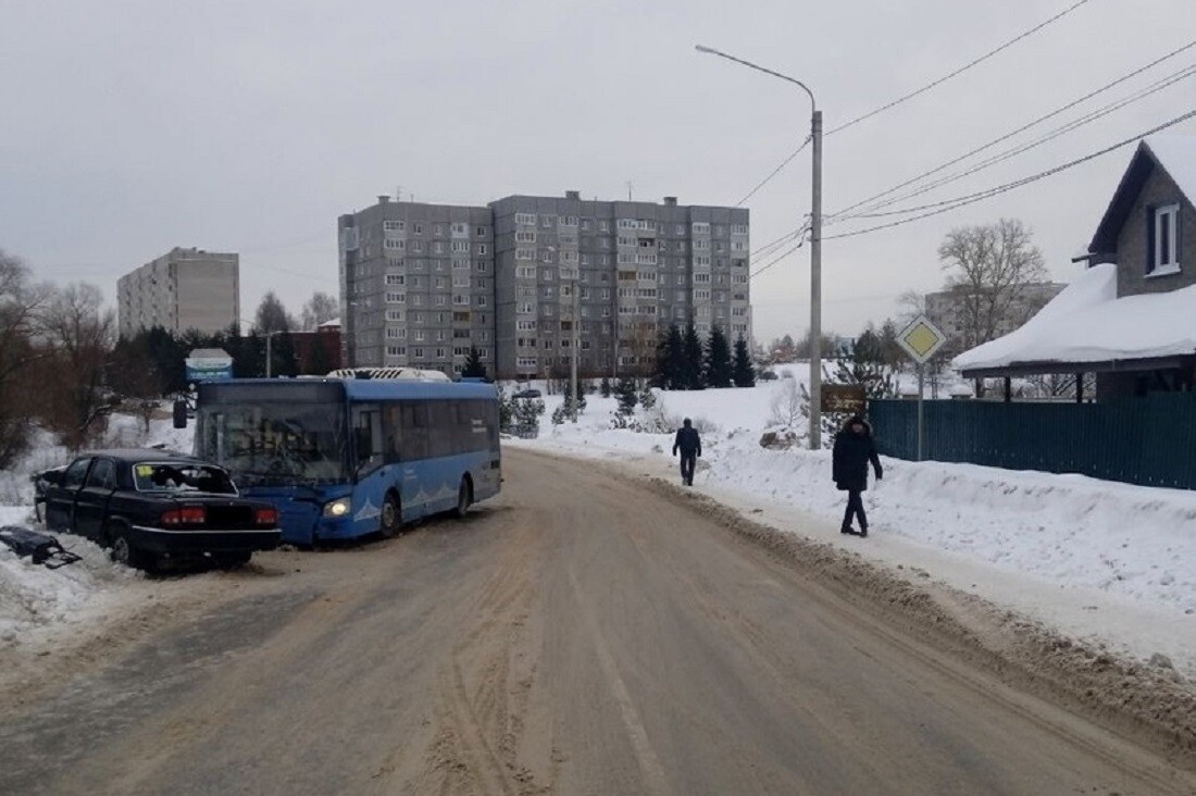 В Тверской области столкнулись «Волга» и автобус «Транспорта Верхневолжья»