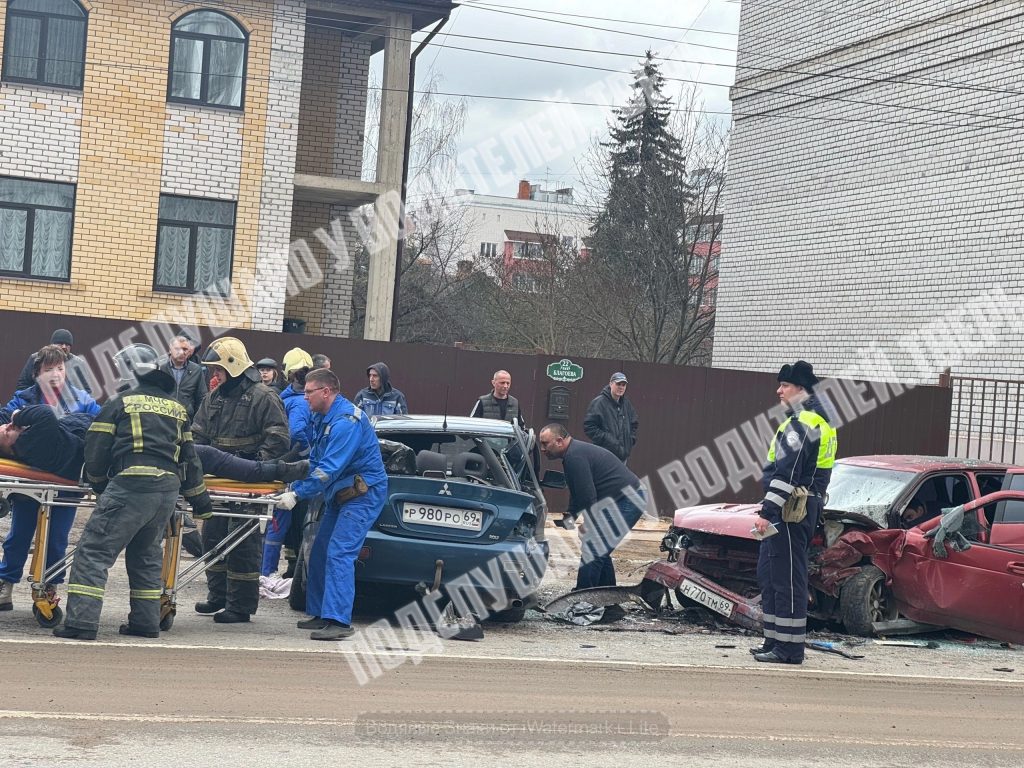 В Твери столкнулись 3 автомобиля