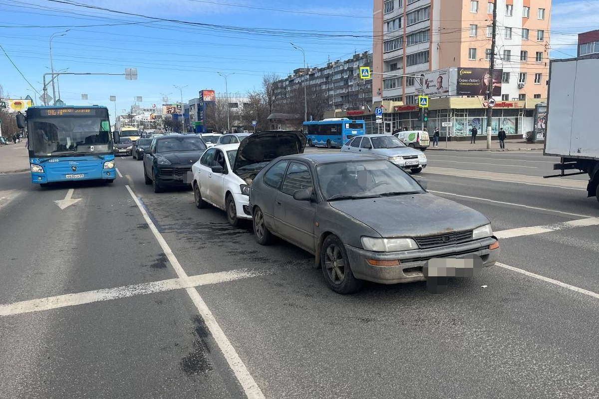 Автомобиль «Порше» попал в ДТП в центре Твери