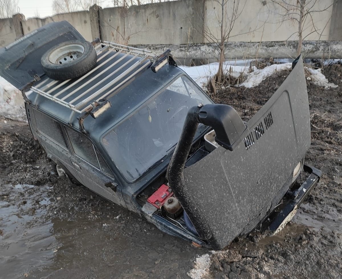 В Тверской области «Нива» упала в грязь лицом