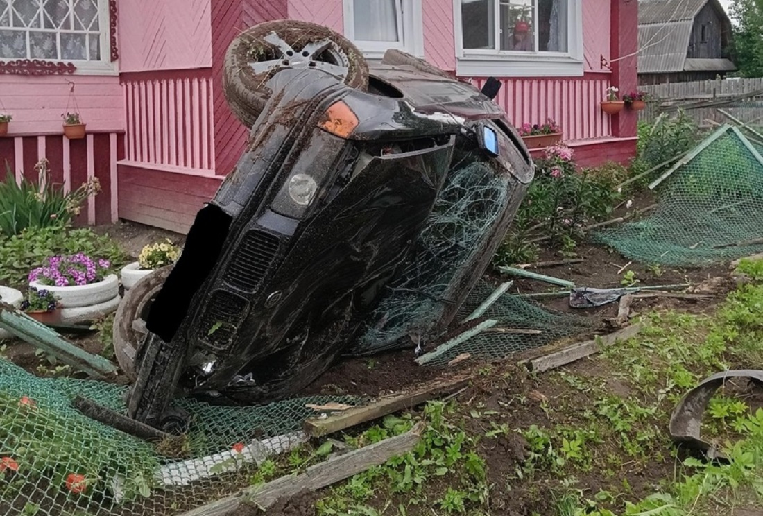 В Тверской области опрокинулся БМВ - Караван Ярмарка